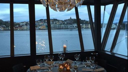 Utsikt over havna fra restauranten på Bryggekanten